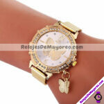 R4207 Reloj Dorada con Diamantes Fondo Mariposa con Dije Metal Mesh reloj de moda al mayoreo