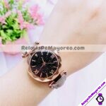 R4357 Reloj Fondo Negro con Destellos Numeros Romanos Tipo Piel reloj de moda al mayoreo
